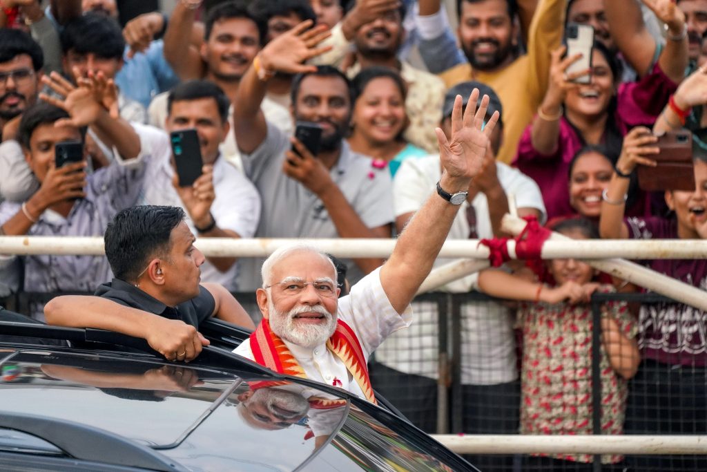 Ahmedabad : Modi did a great roadshow in Ahmedabad, said- we will not let any harm happen to the farmers