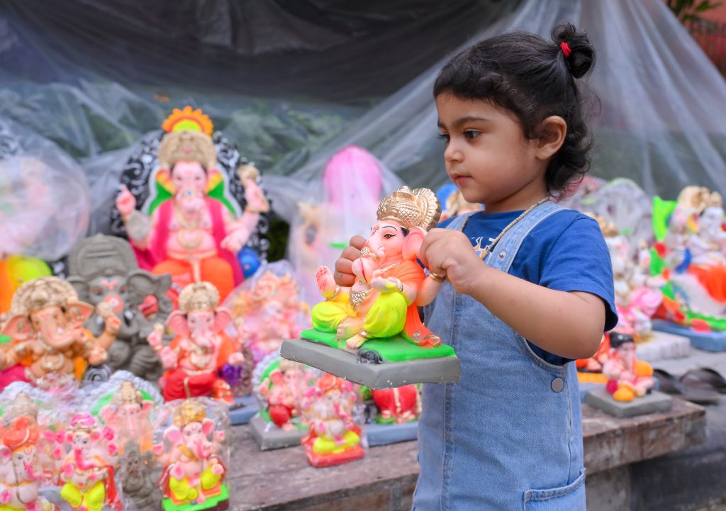 Ganpati : 72 feet high eco-friendly Dundi Ganpati in Vijayawada, festival celebrated in Bihar and Maharashtra too