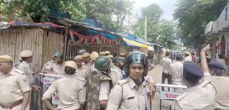 Patna : Chaos after the death of a student in Patna, angry people pelted stones at the police