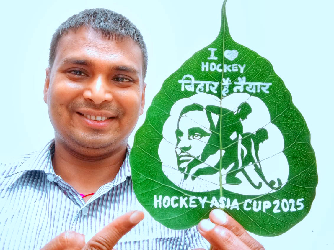 Major Dhyanchand : Bihar's sand artist Madhurendra paid a unique tribute to Major Dhyanchand by carving his picture on a leaf