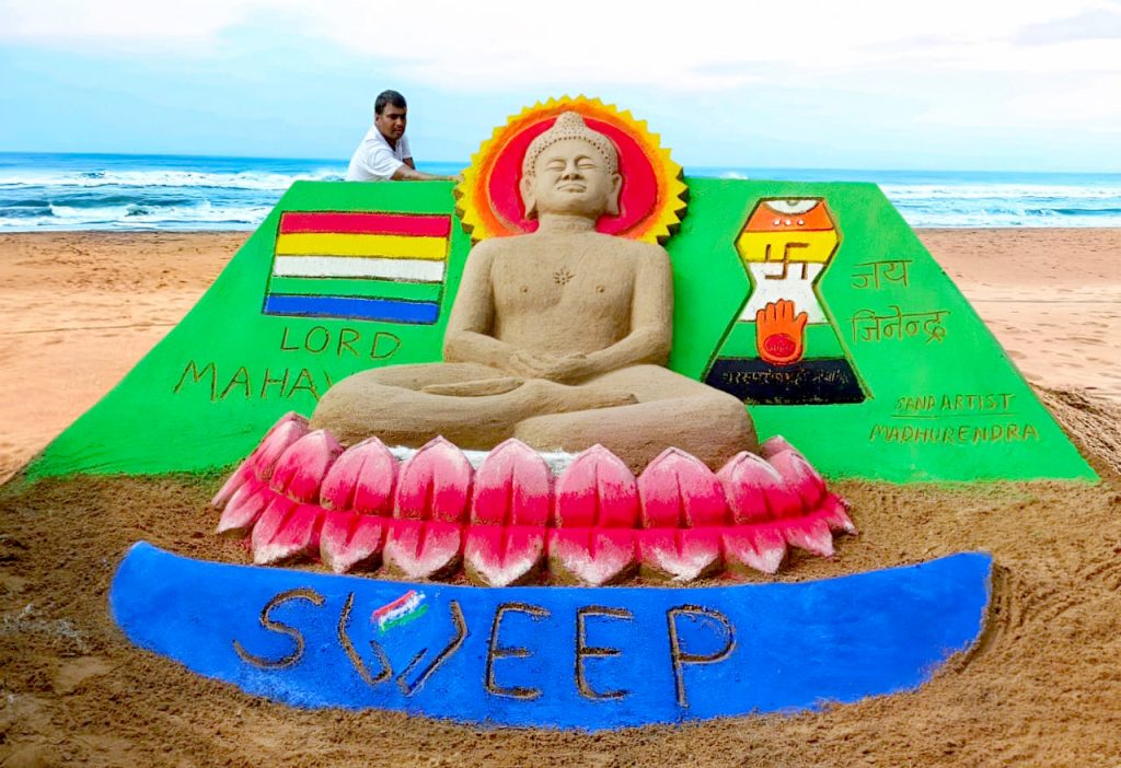 Sand Art: Madhurendra Creates Lord Mahavira Sculpture at Pavapuri Festival