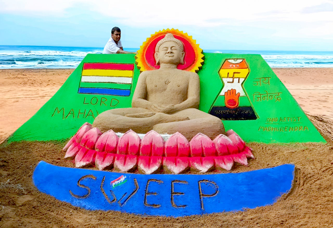 Sand Art: Madhurendra Creates Lord Mahavira Sculpture at Pavapuri Festival