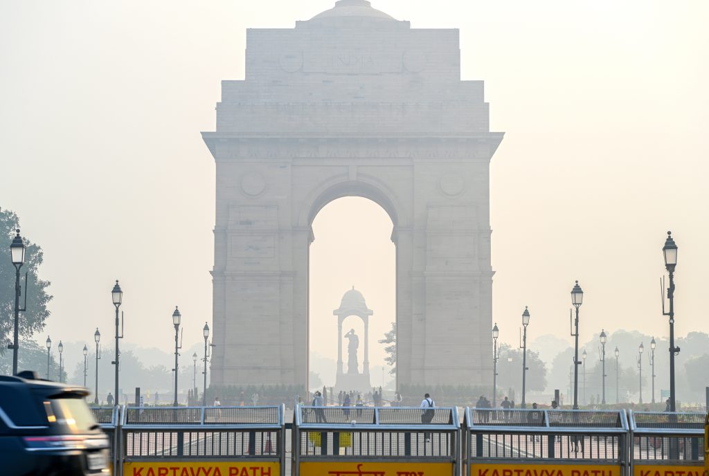 Toxic Air Crisis: AQI Crosses 400 in Noida–Ghaziabad, Pollution Panic Among Residents