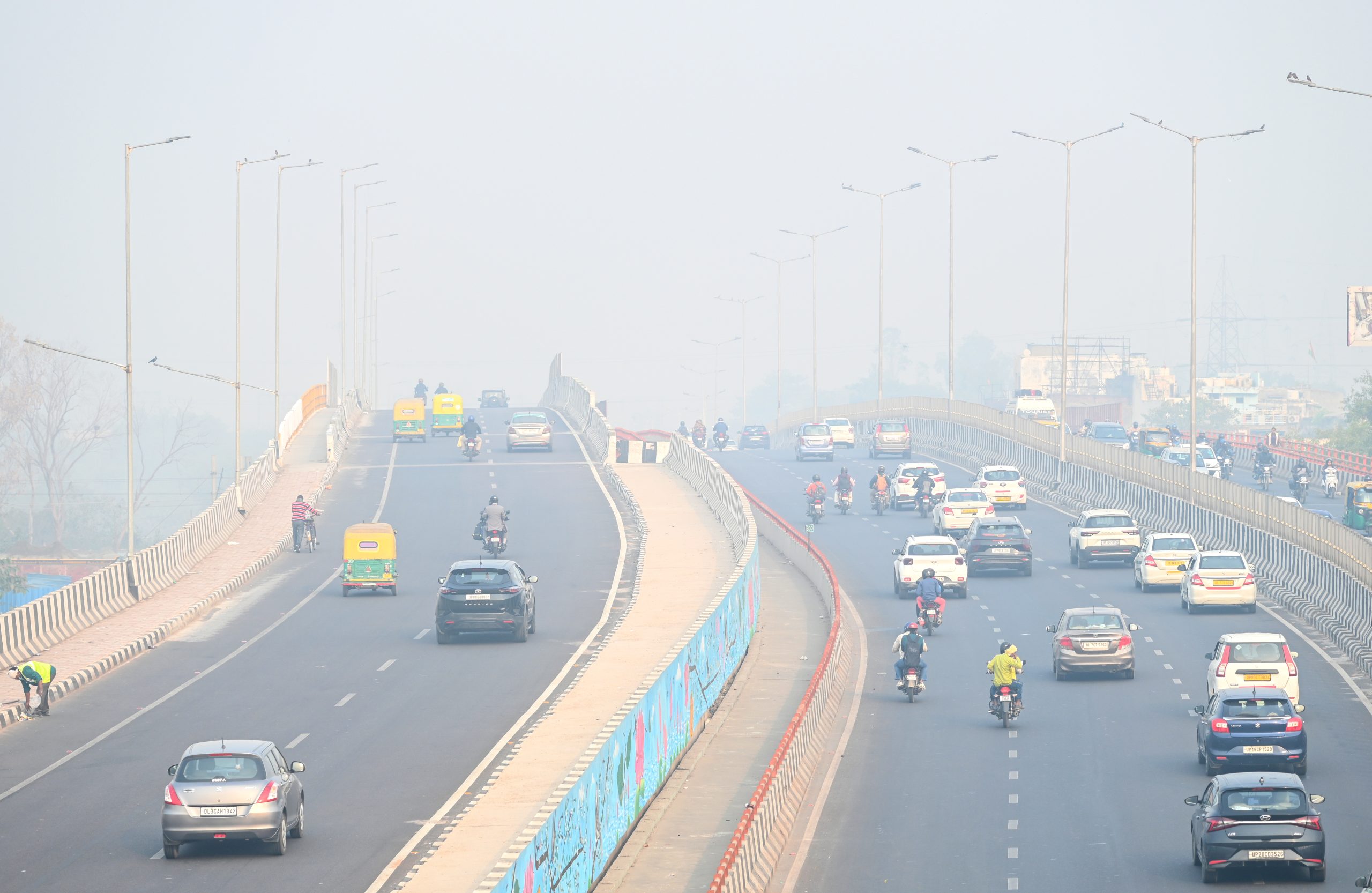 Toxic Air Crisis: AQI Crosses 400 in Noida–Ghaziabad, Pollution Panic Among Residents