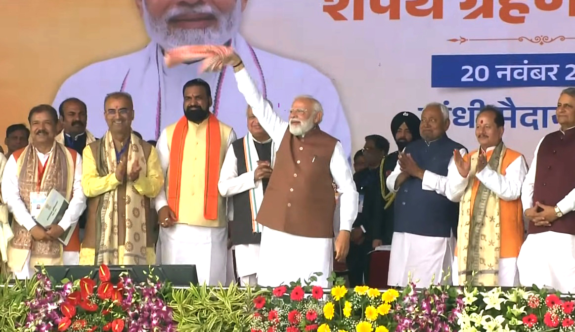 PM Modi gratitude: Bowed in thanks at Bihar swearing-in ceremony, boosted crowd energy by waving a towel