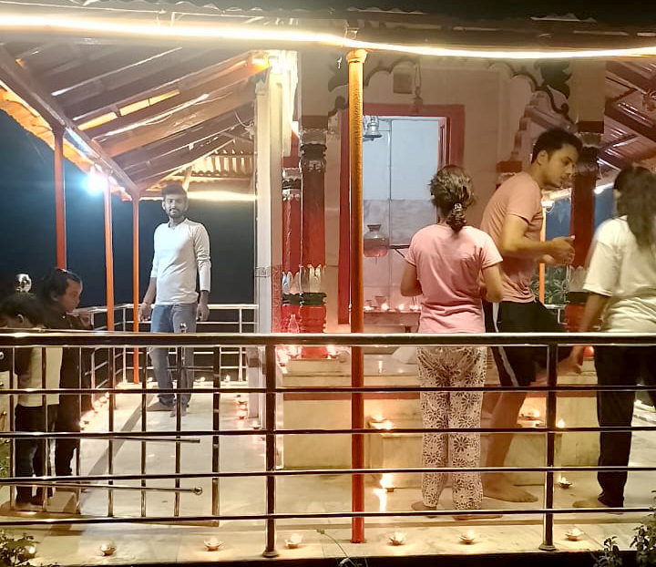 Dev Deepawali Celebrated at Katghara Shiva Temple in Ghazipur, Villagers Lit Over 500 Lamps
