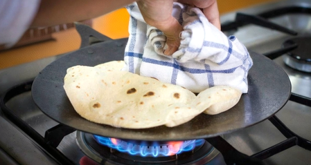 Stale Dough Roti Weakens Planetary Energy, Says Astrology & Ayurveda