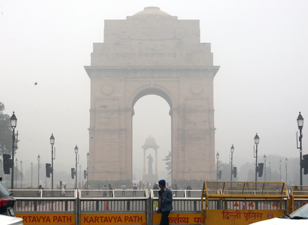 Delhi Air Pollution Near Severe Level as AQI Crosses 400 Amid Smog and Cold