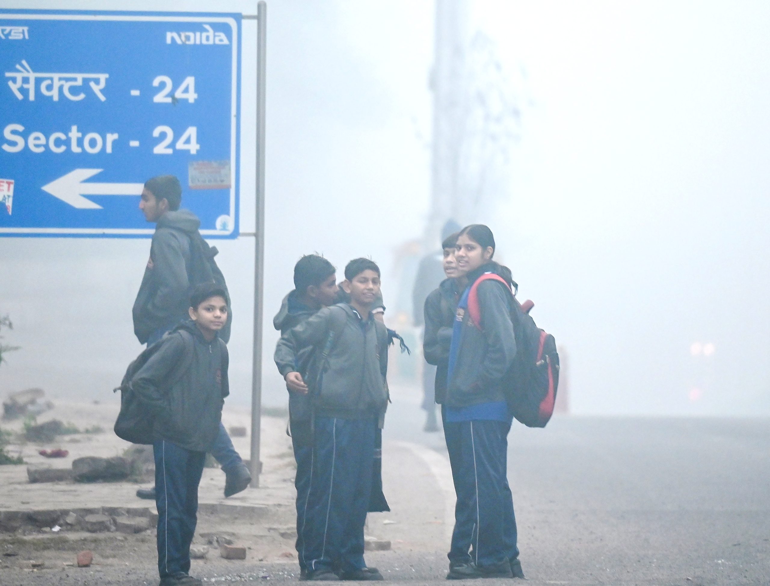 Delhi Air Pollution Near Severe Level as AQI Crosses 400 Amid Smog and Cold