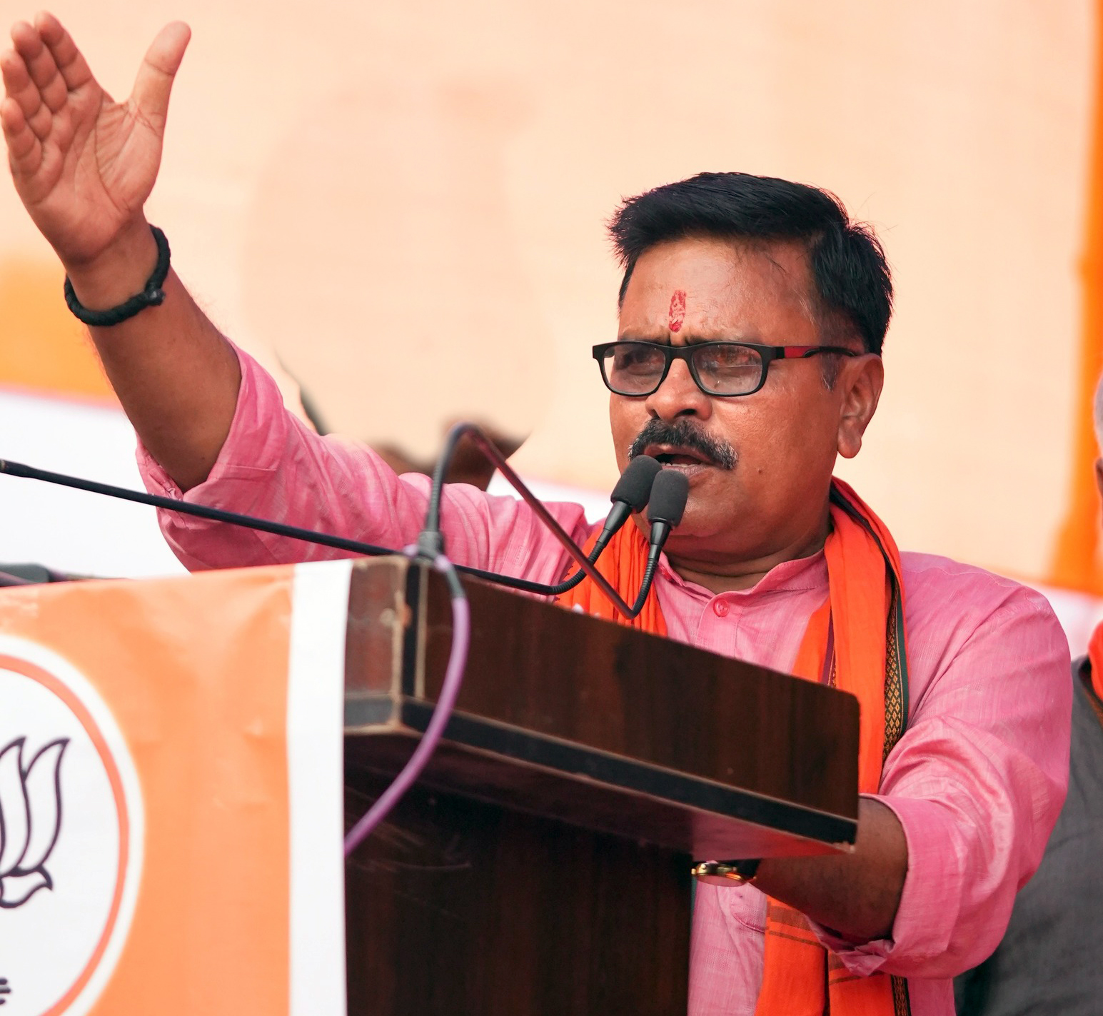 Motihari Drainage Crisis: Residents Fix Broken Drain Slab with Community Fund