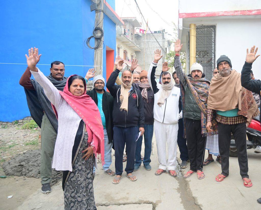 Motihari Drainage Crisis: Residents Fix Broken Drain Slab with Community Fund