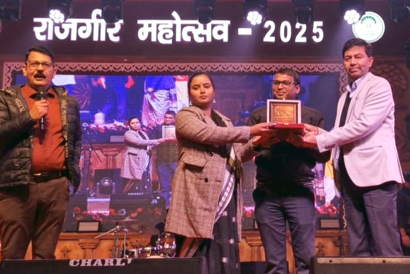 Rajgir Festival Award 2025: Sand Artist Madhurendra Honored for 100-Ton Sculpture