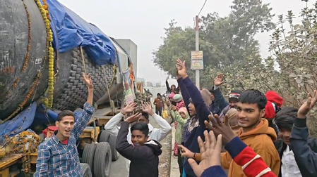 Ramayan Temple Shivling: Giant Shivling Arrives in Bihar, Devotees Give Grand Welcome