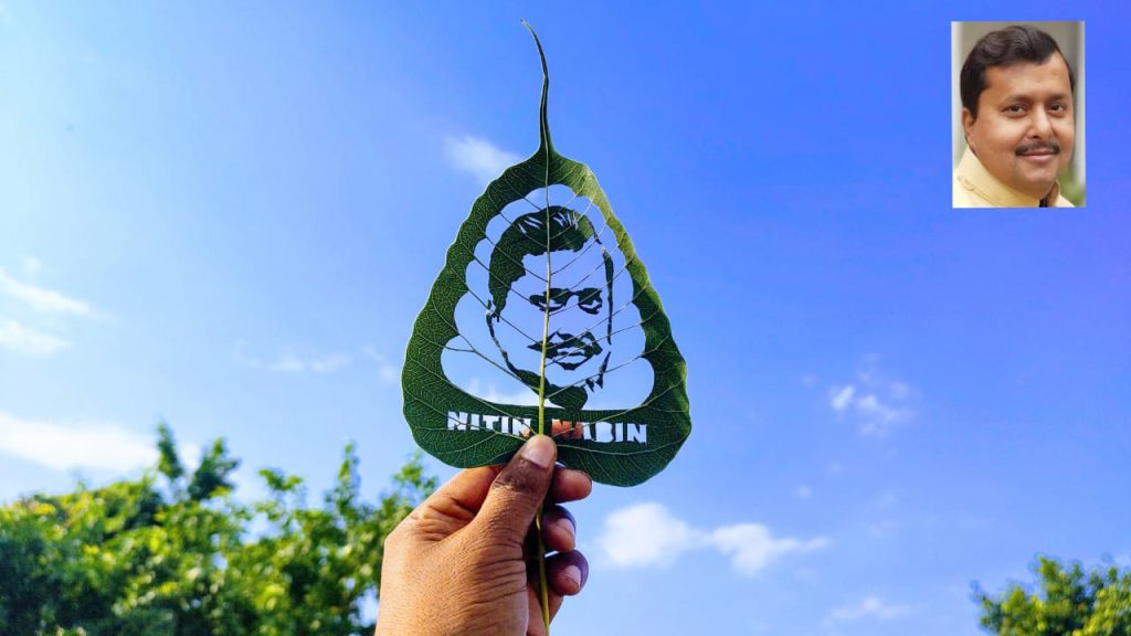 Leaf Artist Madhurendra Kumar Congratulates Nitin Naveen Creatively