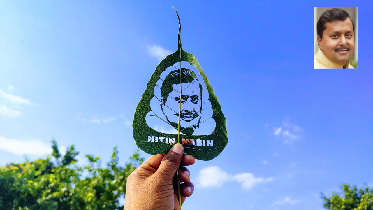 Leaf Artist Madhurendra Kumar Congratulates Nitin Naveen Creatively