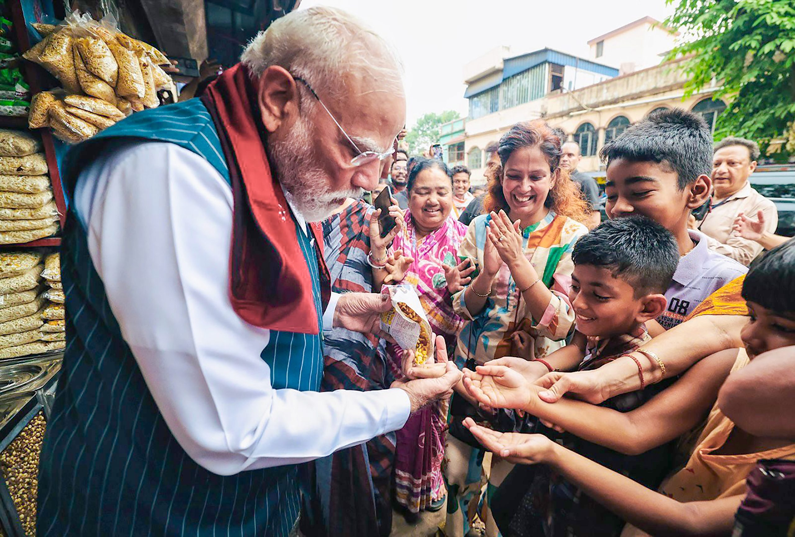Modi Jhalmuri Moment in Bengal Wins Hearts During Campaign