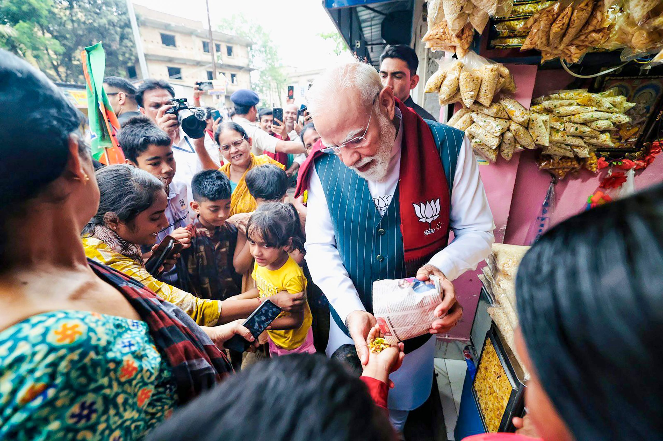 Modi Jhalmuri Moment in Bengal Wins Hearts During Campaign