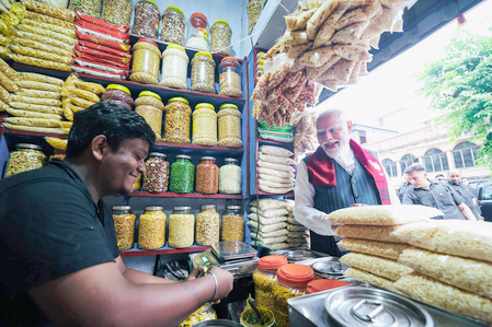 Jhalmuri Fake Claim: PIB Fact Check Debunks SPG Officer Rumor in PM Modi Video