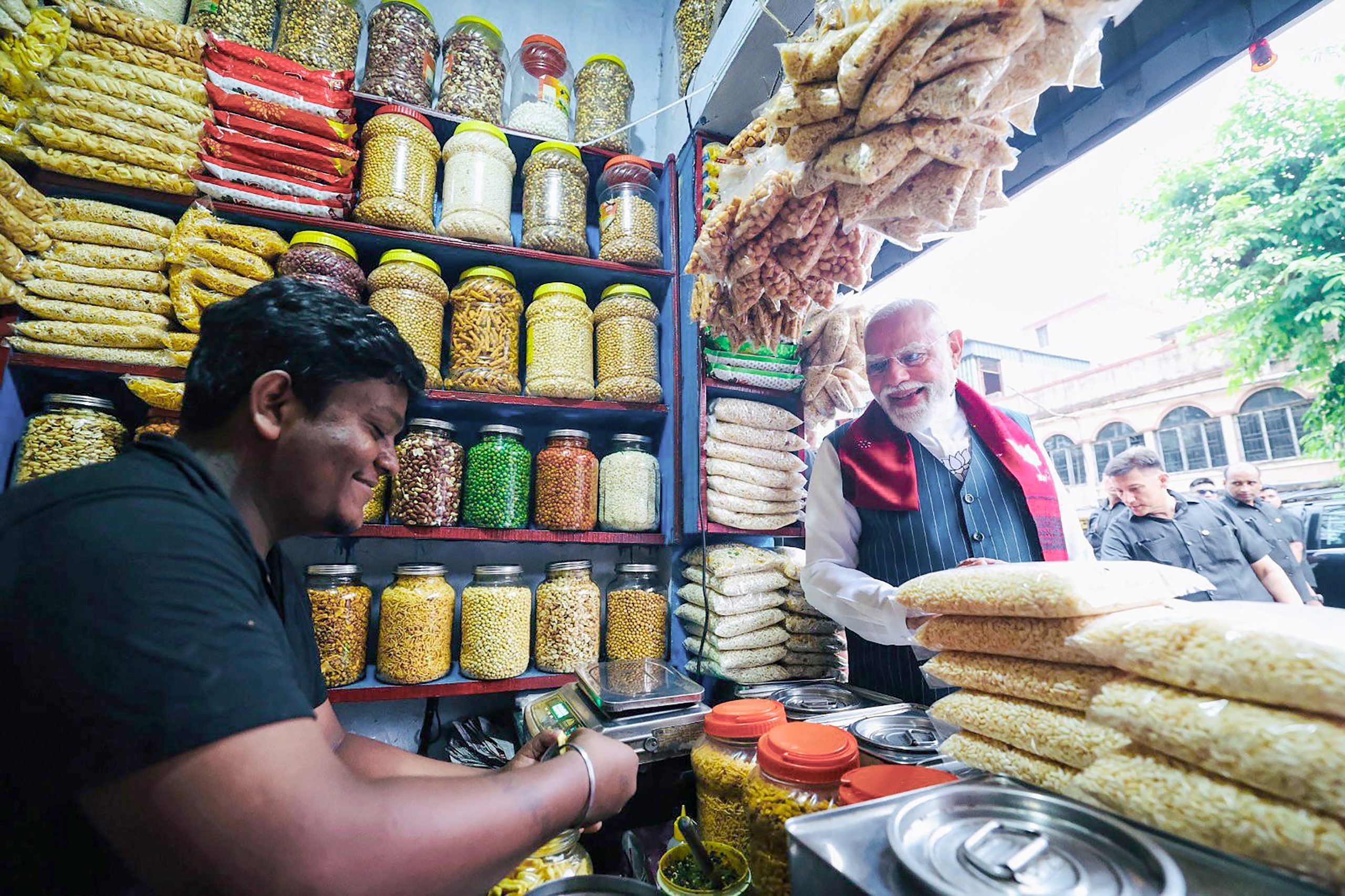Modi Jhalmuri Moment in Bengal Wins Hearts During Campaign