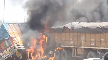 Hazaribagh Truck Fire: Two Trucks Collide, Massive Blaze Erupts on Ranchi-Patna Highway
