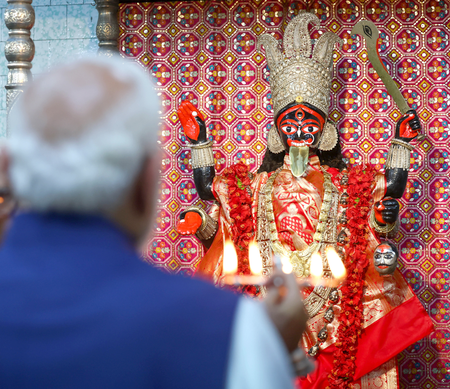 Modi Kolkata Visit: PM Modi Offers Prayers at Historic Kali Temple During रोड शो