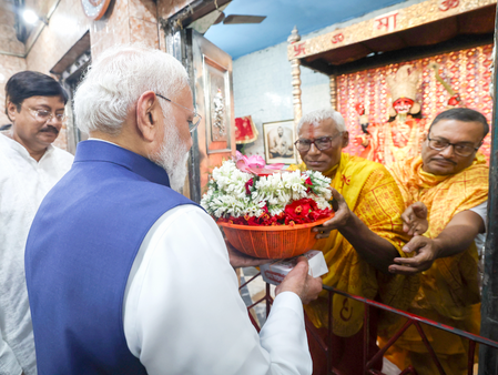 Modi Kolkata Visit: PM Modi Offers Prayers at Historic Kali Temple During रोड शो