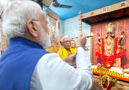 Modi Kolkata Visit: PM Modi Offers Prayers at Historic Kali Temple During रोड शो
