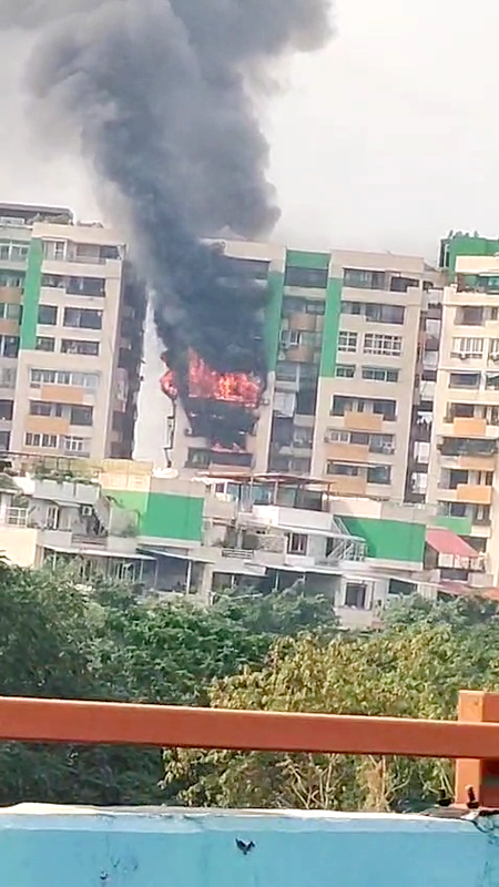 Ghaziabad Fire Incident: Massive Blaze Breaks Out in High-Rise Society Flat, Panic in Indirapuram
